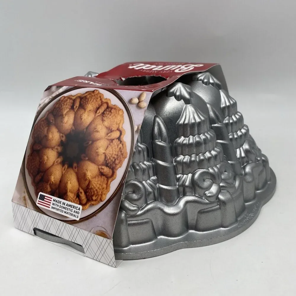 Nordic Ware Very Merry Bundt Pan, Gold, Cast Aluminum, 10Cups/2.4Liters, USA